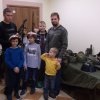Pokaz broni w budynku wielofunkcyjnym